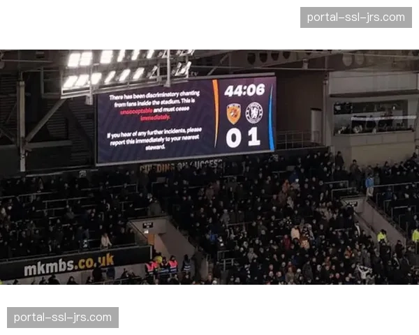 多名球迷因在比赛中高喊种族主义口号被警方逮捕并禁止入场