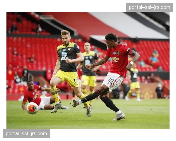 英超“足球梦想”活动走进曼彻斯特小学，职业球员指导孩童基础传跑配合。