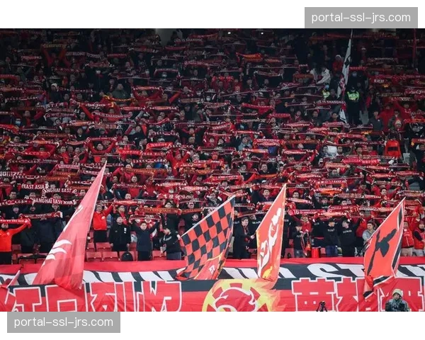 上海德比看台爆满，申花球迷巨型TIFO致敬球队历史